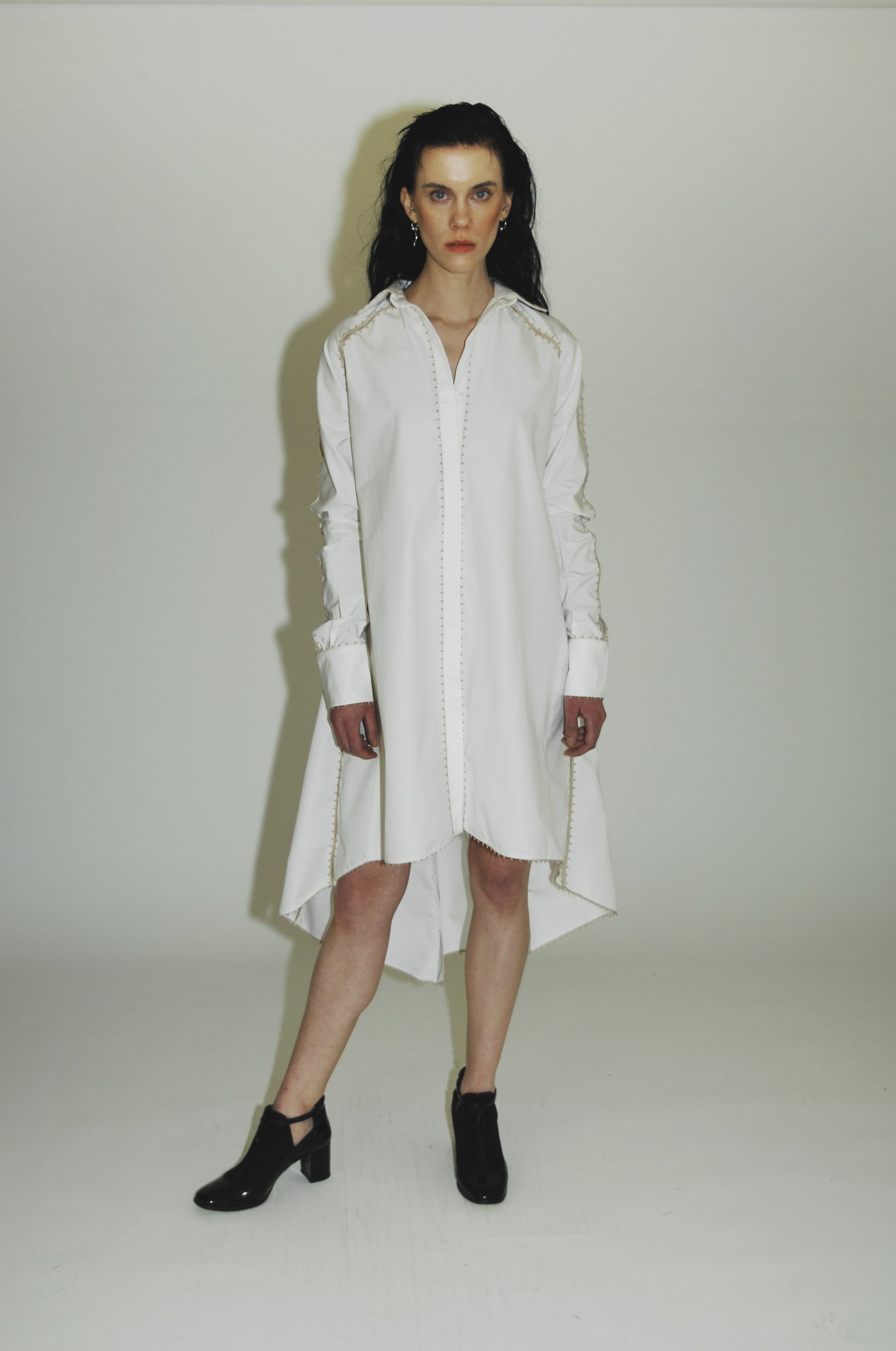 Sophisticated white shirt with a unique and elegant design for women