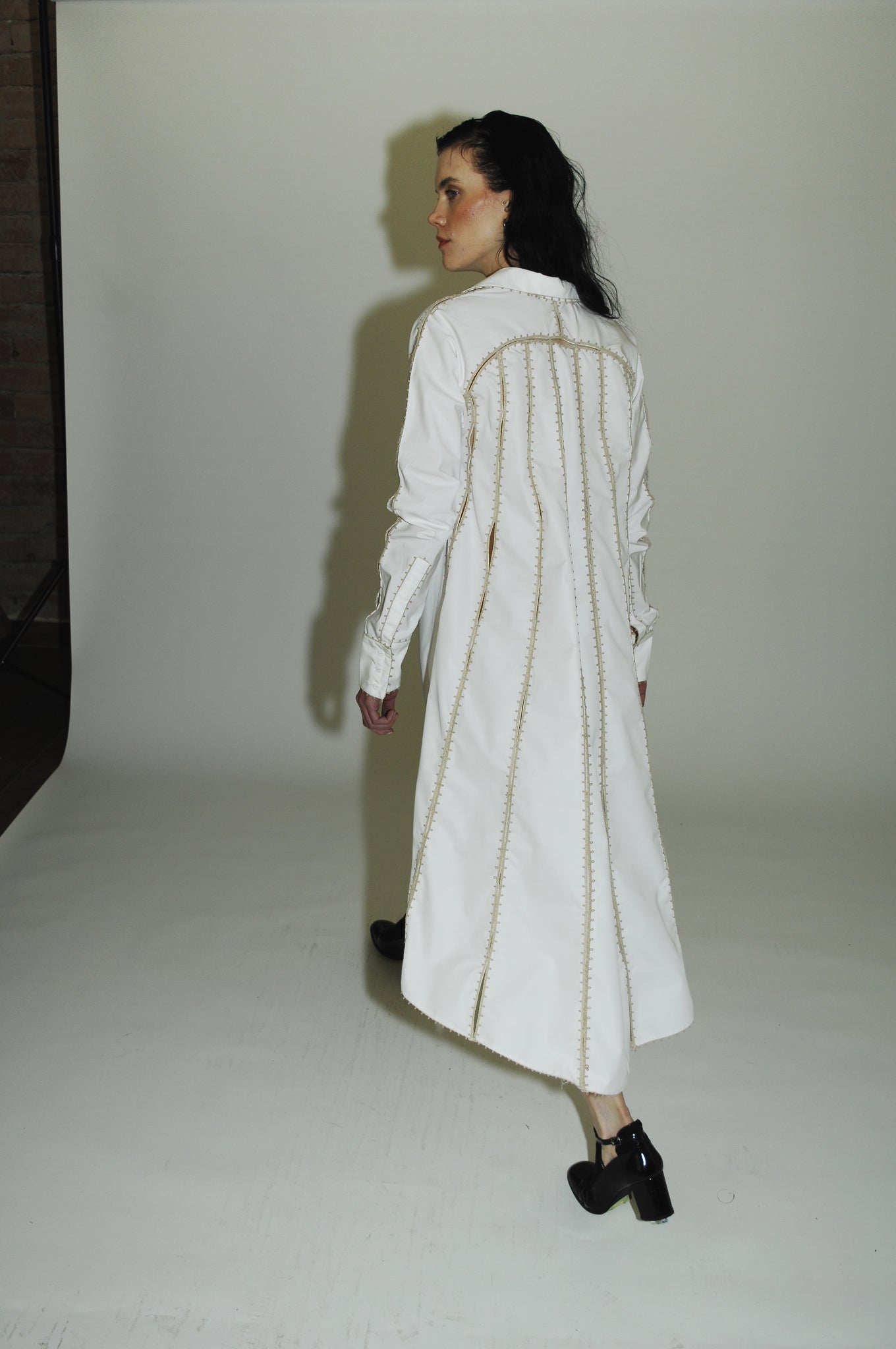 Sophisticated white shirt with a unique and elegant design for women