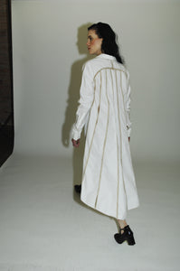 Sophisticated white shirt with a unique and elegant design for women